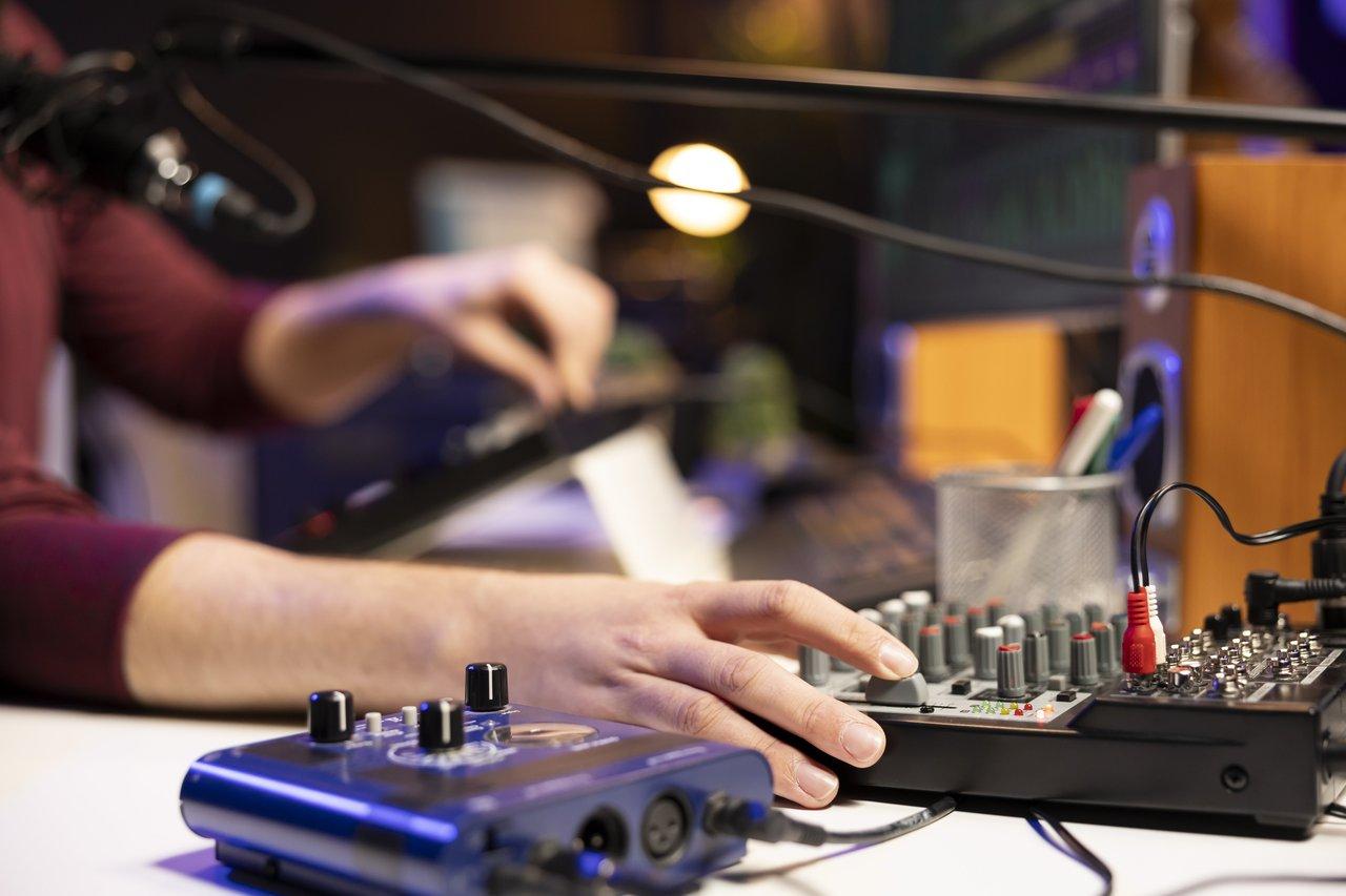 3 astuces pour mixer en home studio sans monitoring avec une installation DJ compacte