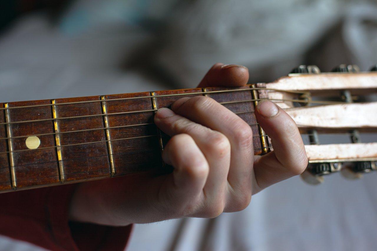 Apprendre le fingerstyle à la guitare : 3 morceaux faciles pour débuter