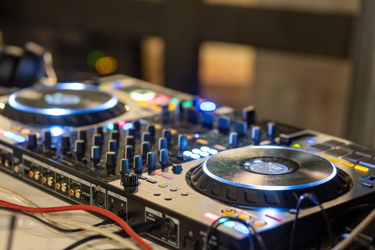 CDJ-3000 vs XDJ-RX3 : Comparaison prix et usages pour une config DJ professionnelle