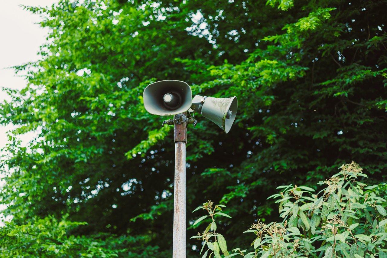 Choisir une enceinte amplifiée 1000W pour soirée en plein air : puissance réelle et diffusion sonore en espaces ouverts