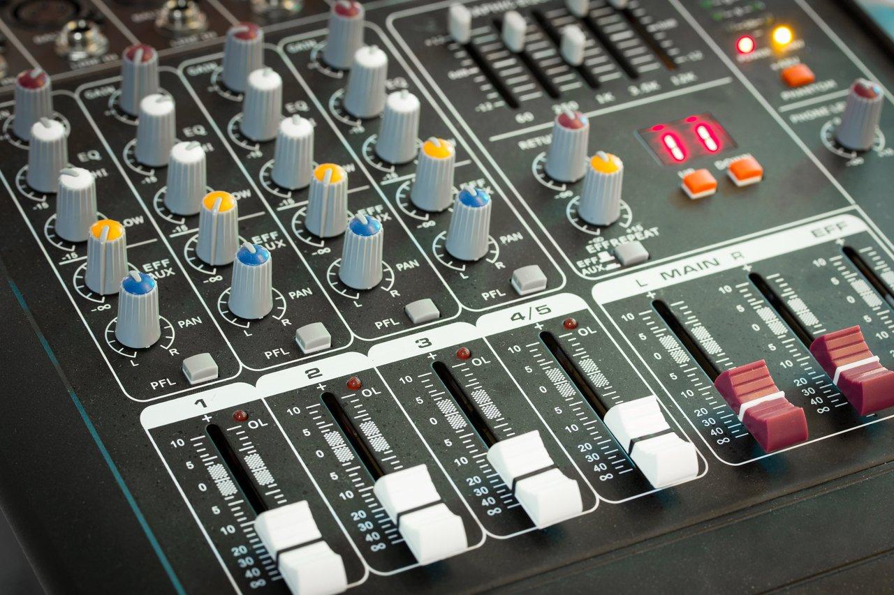 Choisir une table de mixage numérique avec effets intégrés compatible instruments électroniques