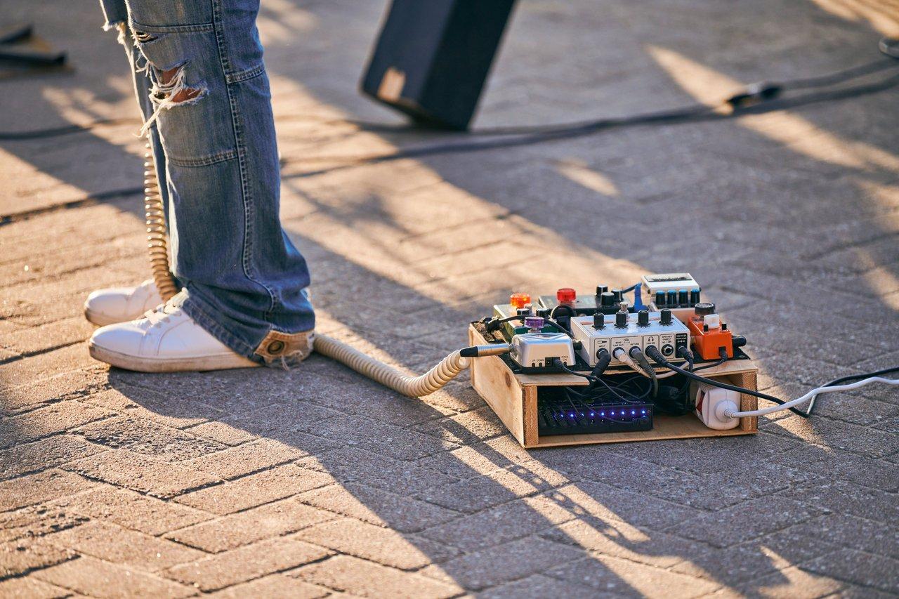 Comment brancher plusieurs effets guitare sans perte de signal : 4 solutions efficaces