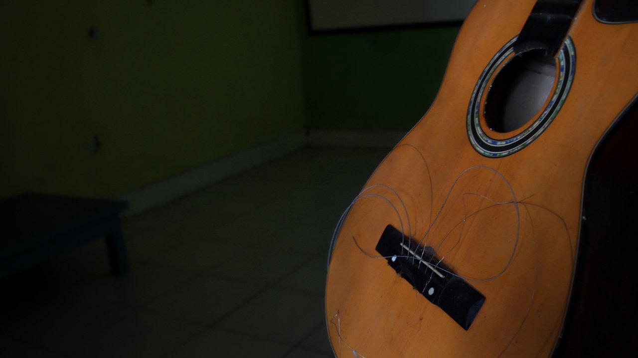 Diagnostic du buzz sur la 3e corde : causes et solutions adaptées à tout budget