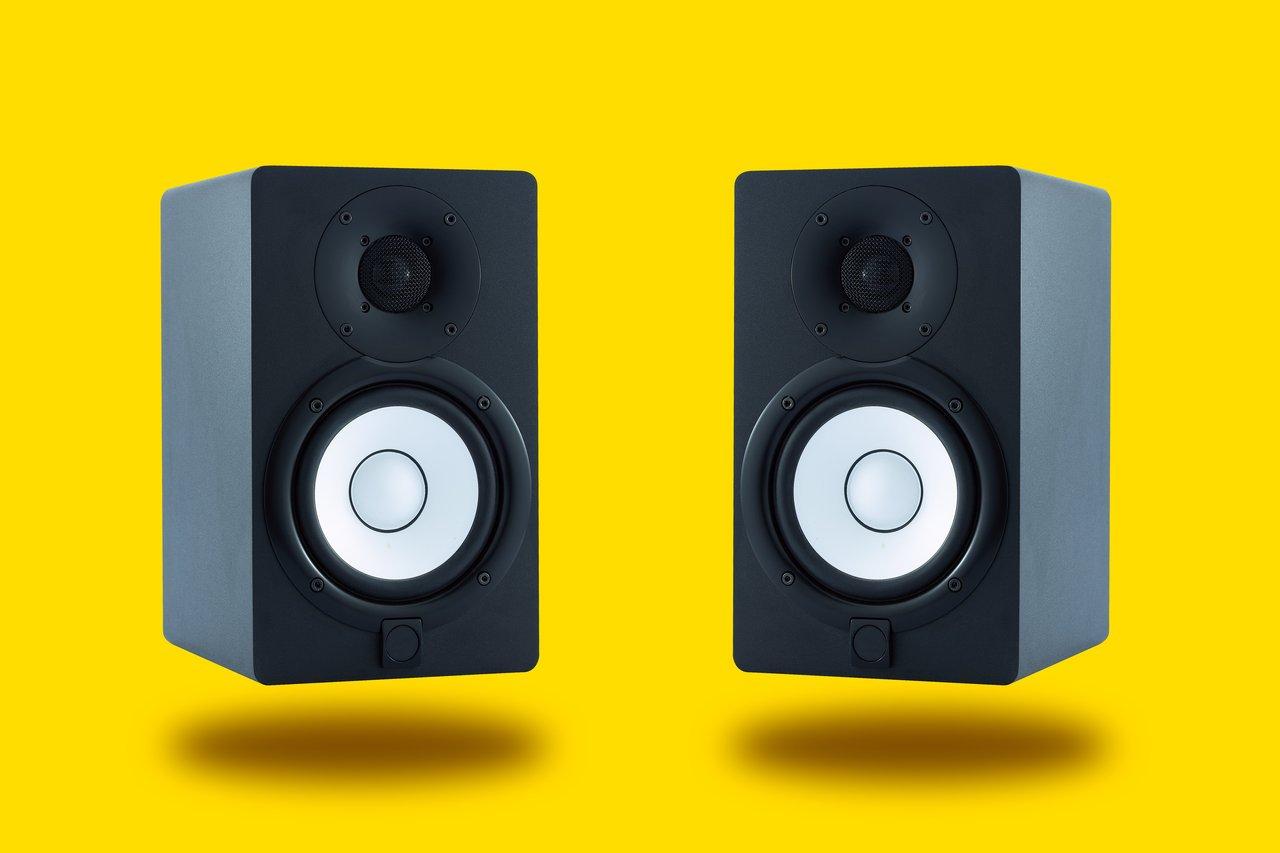 Enceintes actives ou passives pour home studio débutant en 2026 : puissance et connectique adaptées