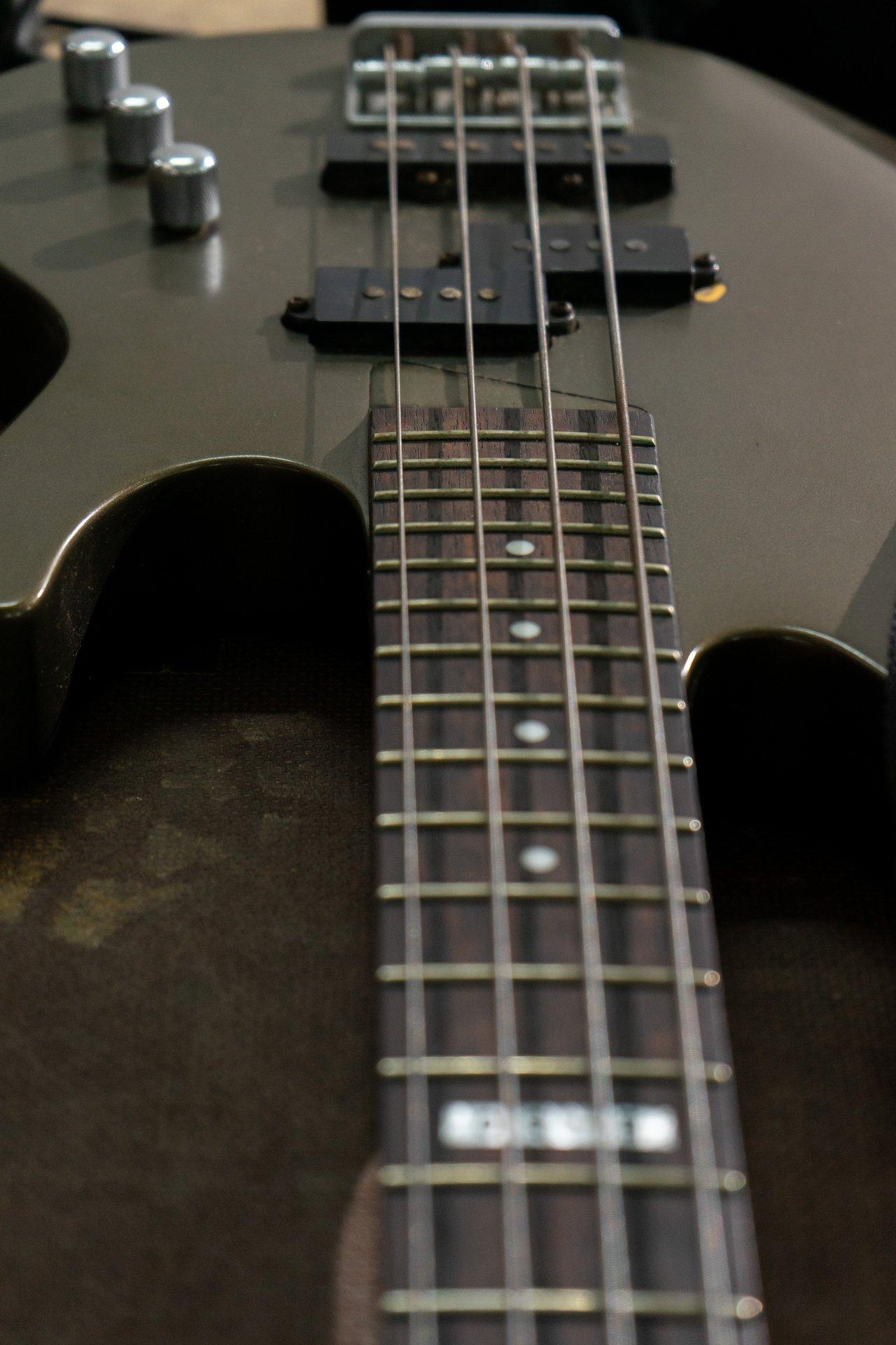 Ernie Ball ou D’Addario : choisir les cordes idéales pour la basse en slap