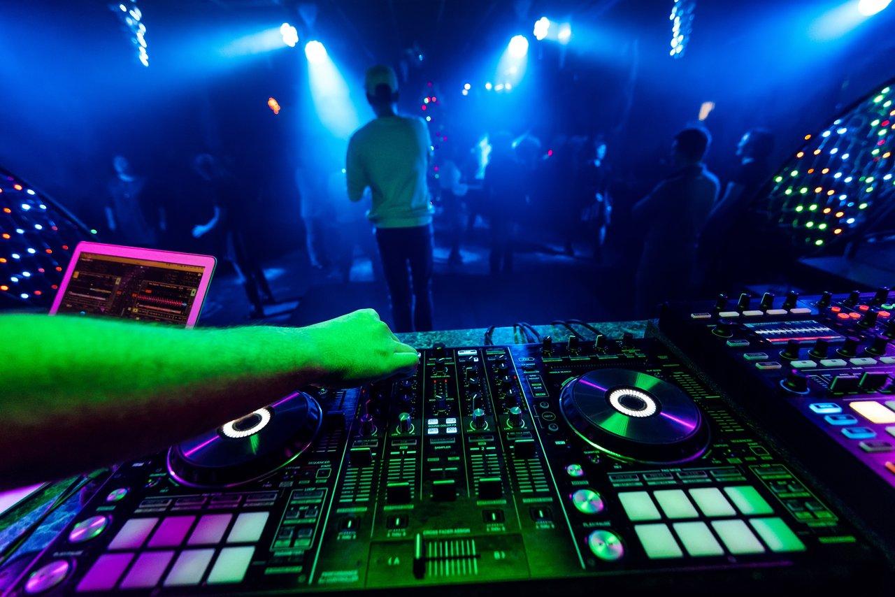 Killer en DJing : techniques avancées pour découpler les fréquences en live