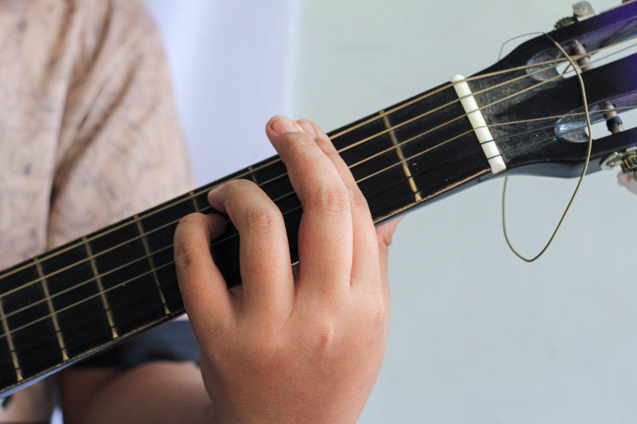 Lire une grille daccords guitare pour accompagner chanson pop : astuces rapides