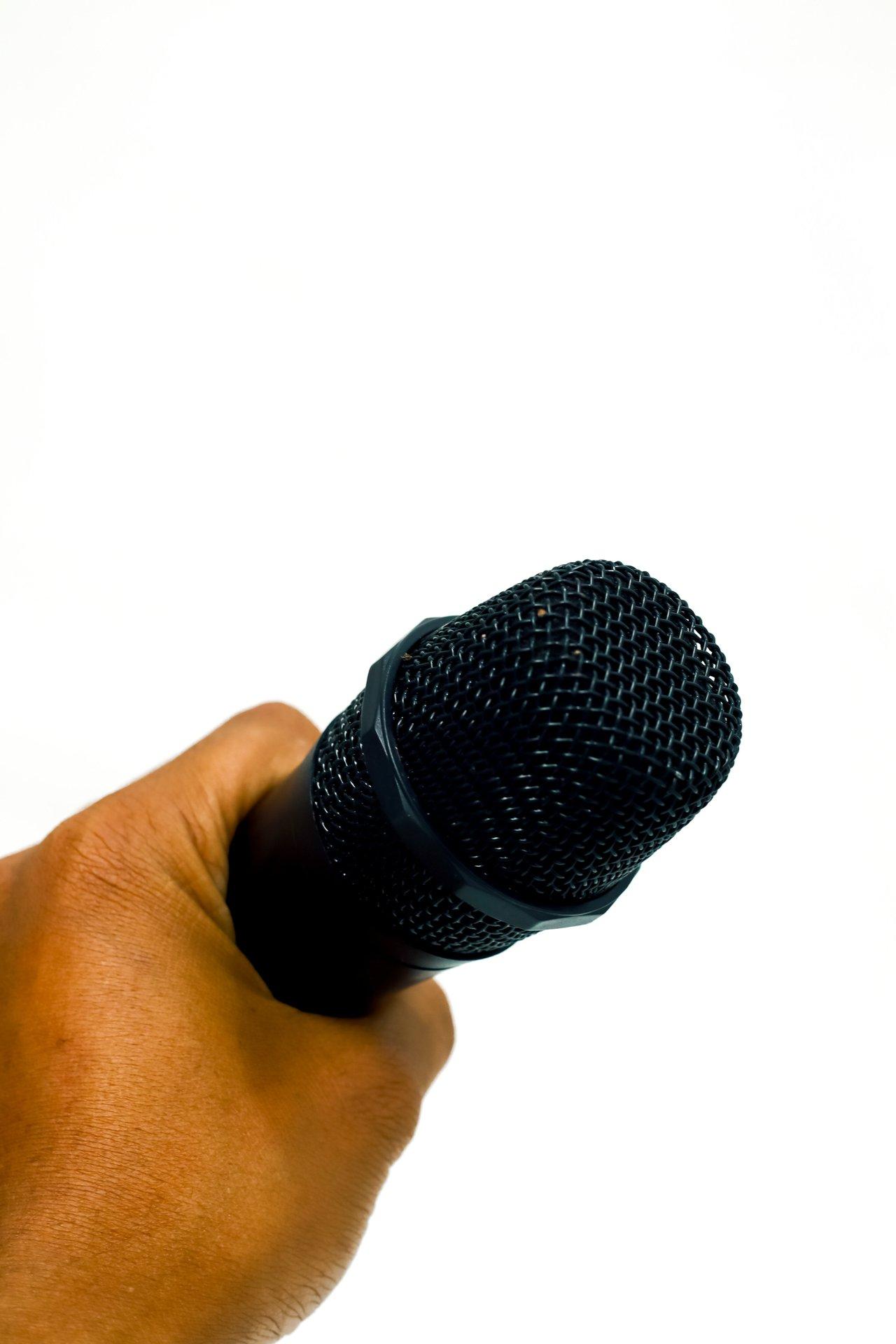 Micro HF vs filaire pour set DJ vocal : comparer prix, avantages et longévité