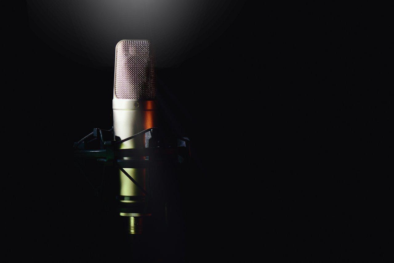 Microphones à condensateur large membrane pour podcast et voix-off : modèles professionnels incontournables