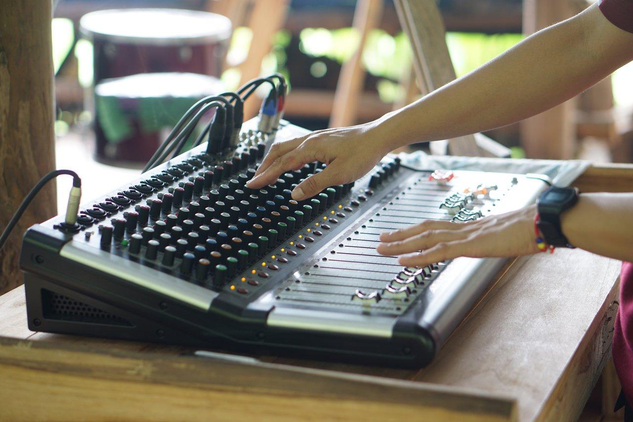 Plage dynamique et limiteur sonore pour DJ set en club : maîtriser l’équilibre sonore