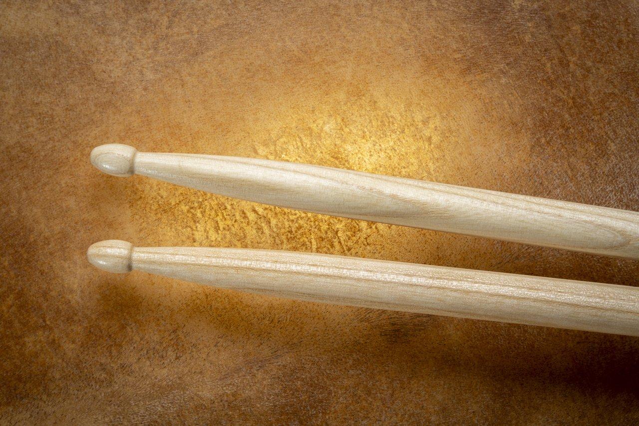Premiers morceaux batterie jazz : maîtriser la grille simple au balai