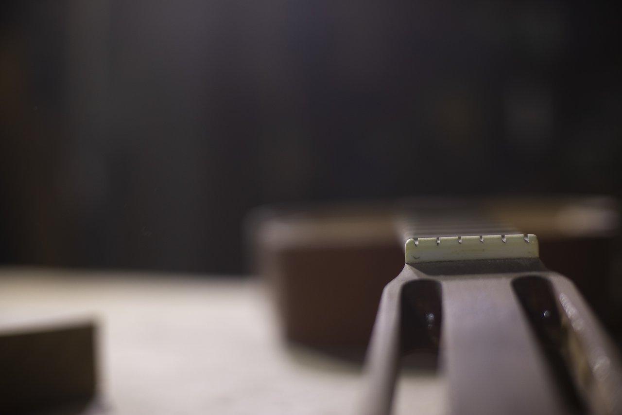 Radius 9,5" vs 12" sur touche de guitare : impact sur jouabilité et son