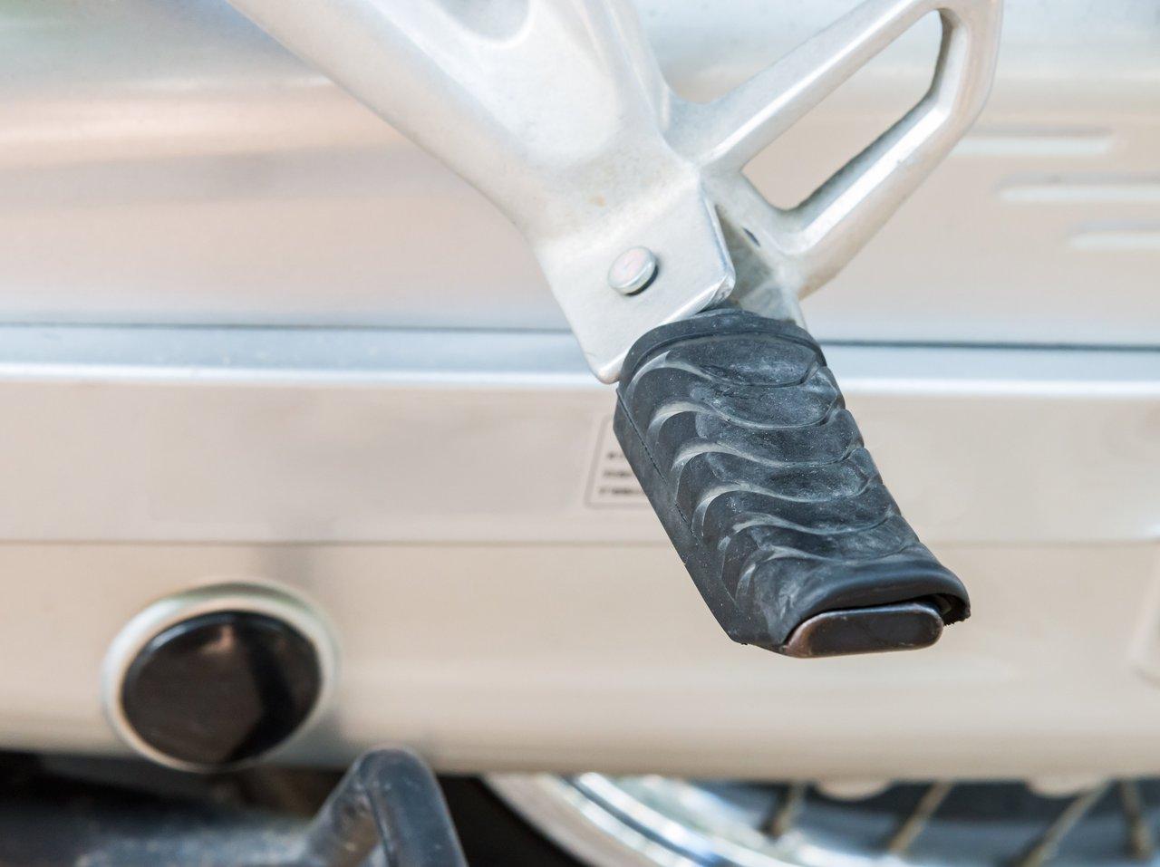 Rallonger l'autonomie de ses pédales : astuces économiques pour alimentation et piles