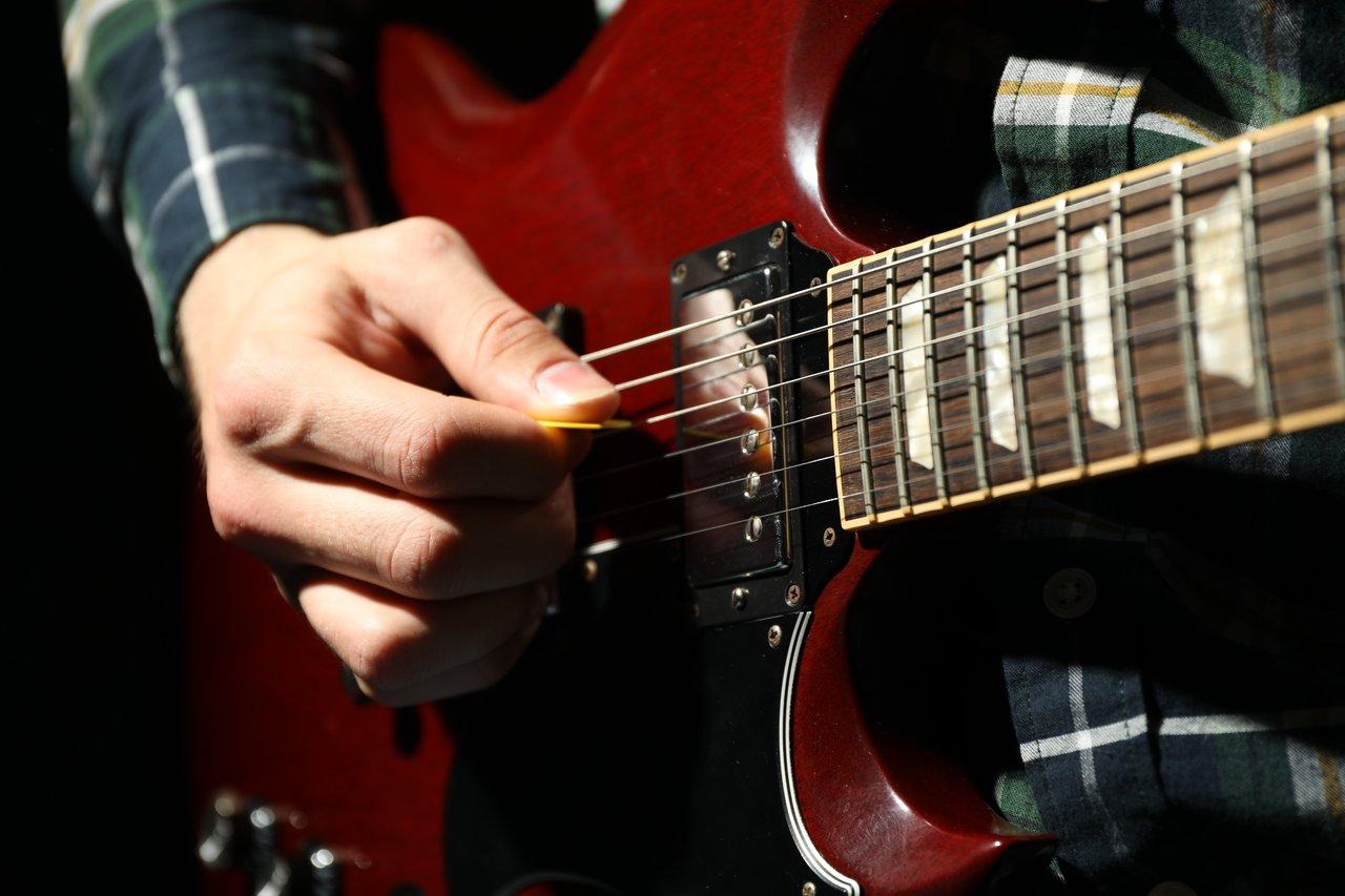 Réglage optimal de l'action des cordes pour riffs métal puissants à la guitare électrique