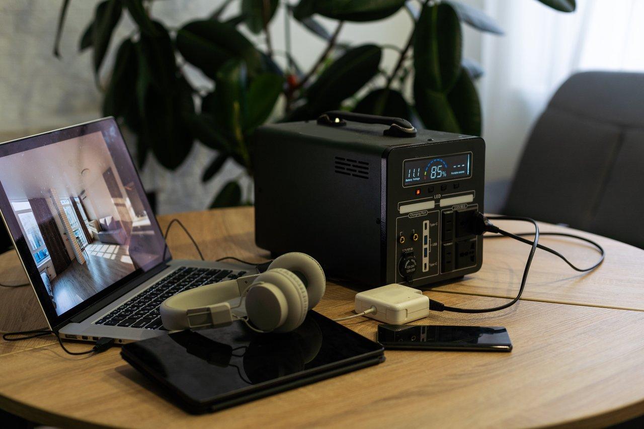 Sécuriser l’alimentation d’une régie son extérieure par onduleur : critères essentiels à vérifier