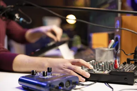 3 astuces pour mixer en home studio sans monitoring avec une installation DJ compacte