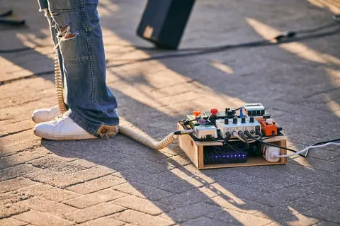 Améliorer un pedalboard sans augmenter le bruit de fond : astuces et accessoires économiques