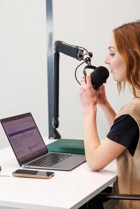 Budget complet pour set podcast 2 personnes en 2026 : micros et accessoires inclus