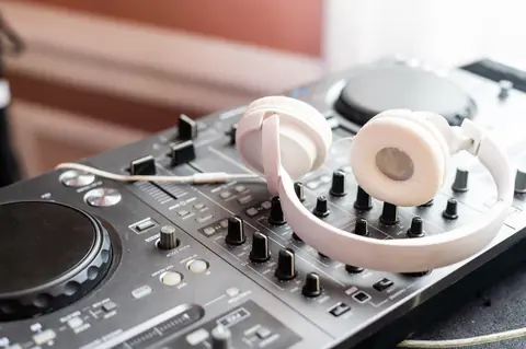 Casque DJ fermés vs ouverts : quel impact sur l’écoute prolongée en live et répétition