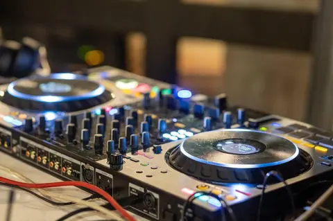CDJ-3000 vs XDJ-RX3 : Comparaison prix et usages pour une config DJ professionnelle