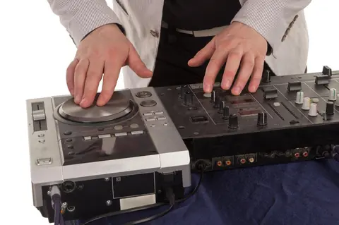 Choisir une table de mixage DJ 4 voies compatible vinyle, numérique et USB en 2026 : critères techniques et budget