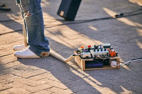 Comment brancher plusieurs effets guitare sans perte de signal : 4 solutions efficaces