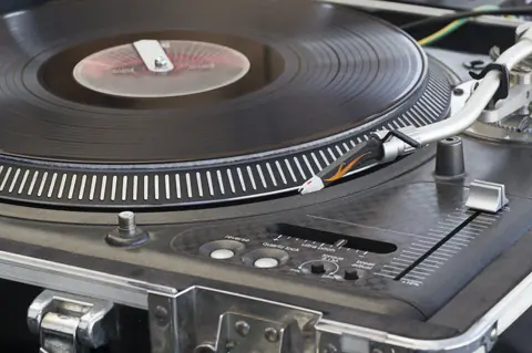 Comparatif platines vinyles DJ Audio-Technica vs Pioneer pour débutants