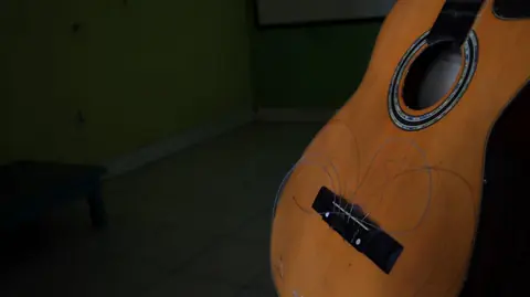 Diagnostic du buzz sur la 3e corde : causes et solutions adaptées à tout budget