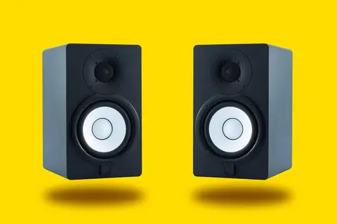 Enceintes actives ou passives pour home studio débutant en 2026 : puissance et connectique adaptées