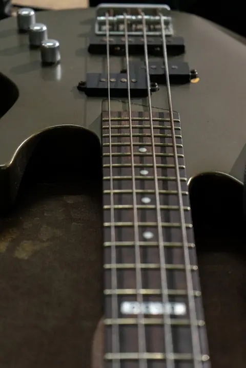 Ernie Ball ou D’Addario : choisir les cordes idéales pour la basse en slap