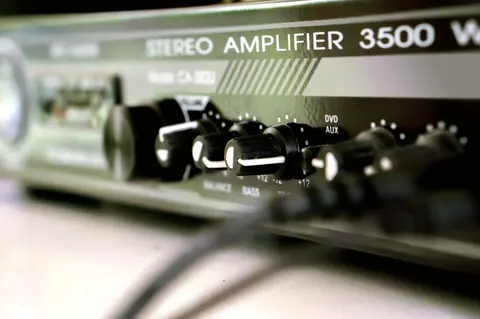 Investir dans un multi-effet pour basse en 2026 : avantages et limites essentielles