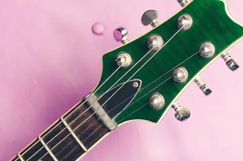 Les guitares semi-hollow body : caractéristiques, sonorité et utilisations