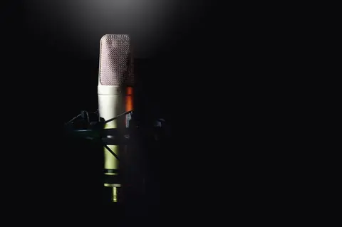 Microphones à condensateur large membrane pour podcast et voix-off : modèles professionnels incontournables
