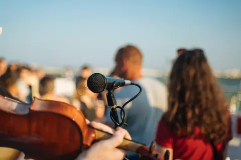 Microphones d’été pour instruments acoustiques : gérer chaleur et humidité