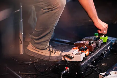 Obtenir un son métal percutant : réglages précis de pédale de distorsion en home-studio