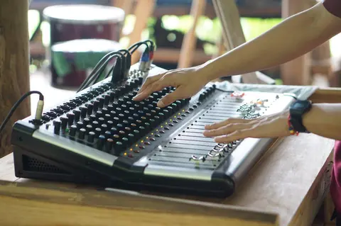 Plage dynamique et limiteur sonore pour DJ set en club : maîtriser l’équilibre sonore