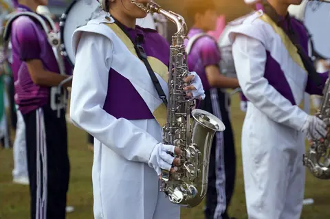 Premières partitions pour ténor saxophone débutant : sélection adaptée aux adolescents