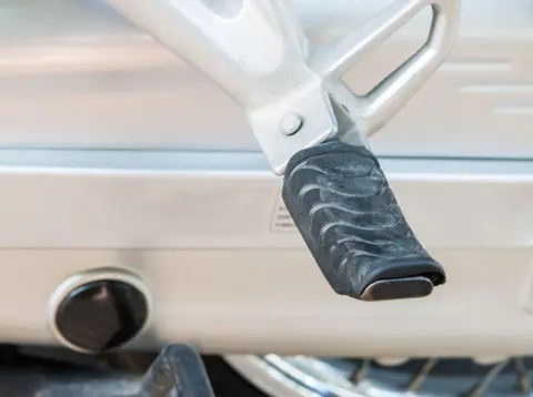 Rallonger l'autonomie de ses pédales : astuces économiques pour alimentation et piles