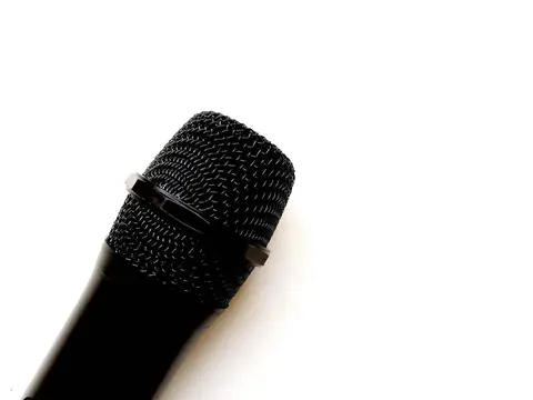 Réduire le larsen sur micro chant en répétitions amateurs : guide expert