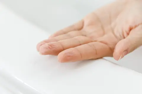 Techniques éprouvées pour garder ses doigts chauds lors des répétitions hivernales