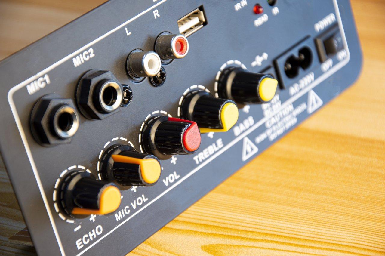 Amplificateur basse compact pour studio, idéal pour répétitions et musique en chambre.