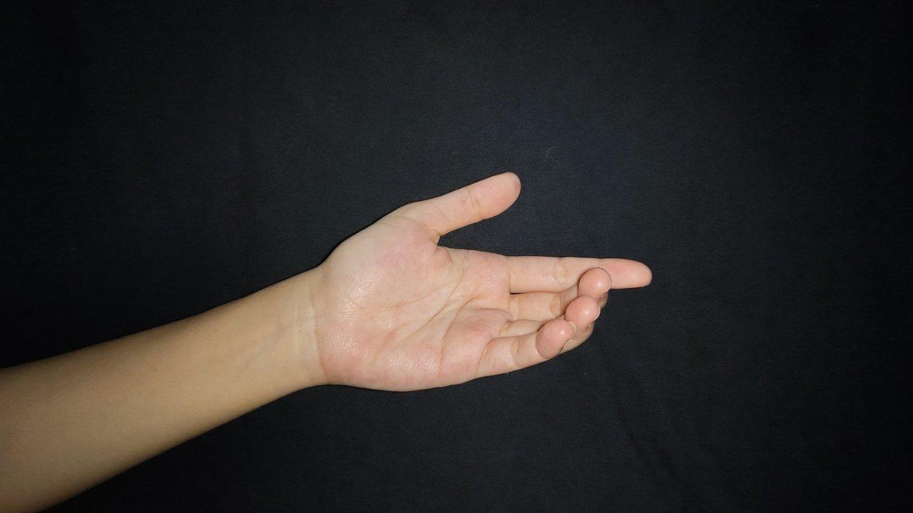 Batteur appliquant la technique de palm muting sur un tom pour maîtriser la résonance dynamique sans perte de puissance.