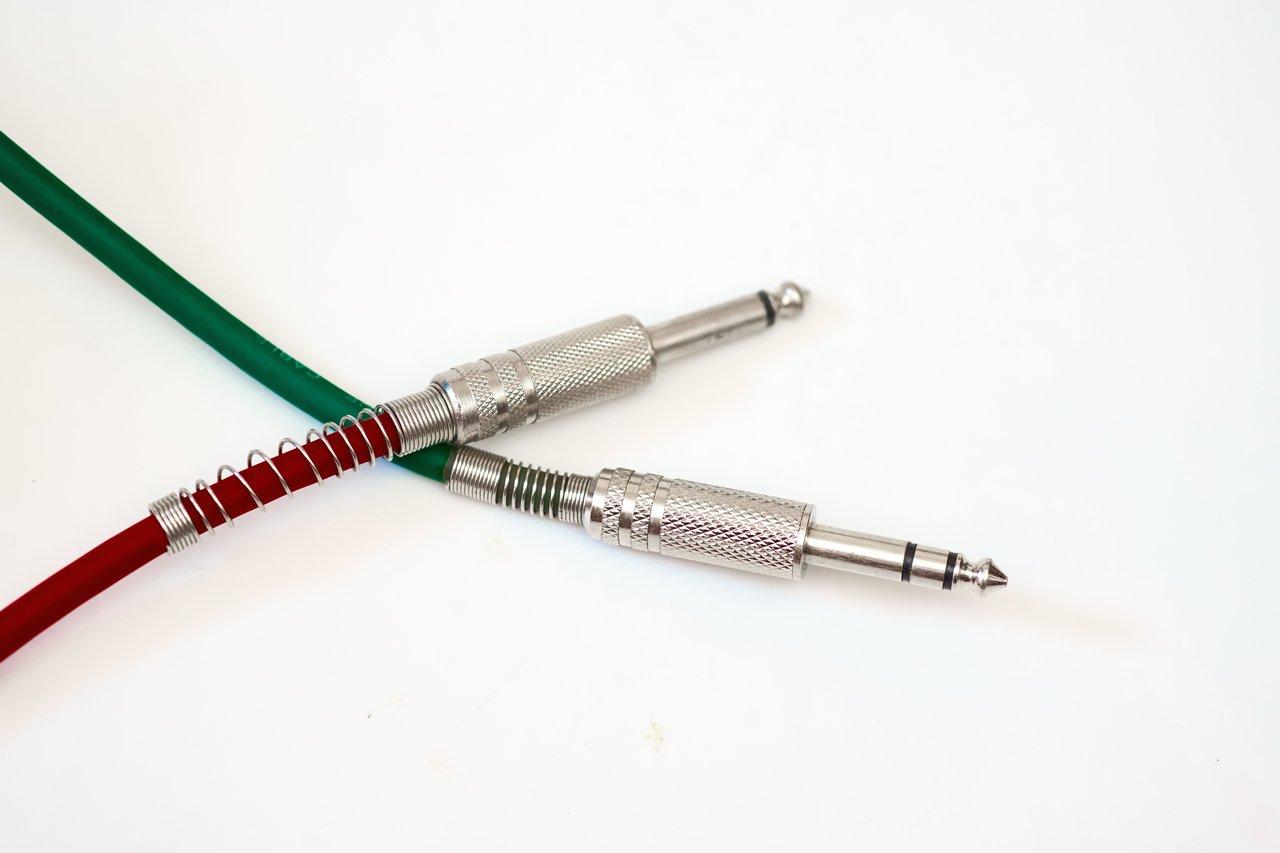 Buzz parasite sur une guitare électrique causé par un câble jack défectueux ou mal connecté.