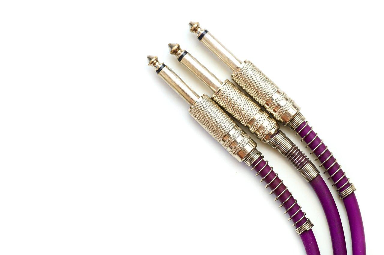 Câbles XLR et Jack pour scène, essentiels pour une connexion audio professionnelle lors d'une installation scénique.