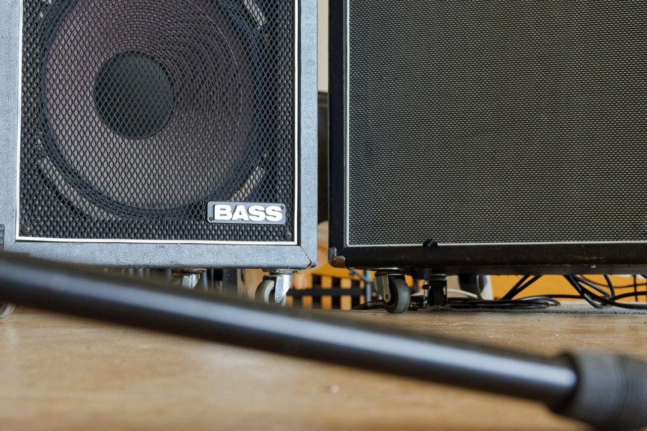 Caisson de basses sur scène avec enceinte amplifiée outdoor pour une soirée en plein air, offrant une puissance sonore optimale