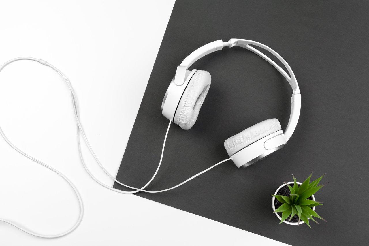 Casque filaire studio Sennheiser HD 560S posé sur un bureau d'ingénieur du son, symbole du retour du casque filaire chez les musiciens.