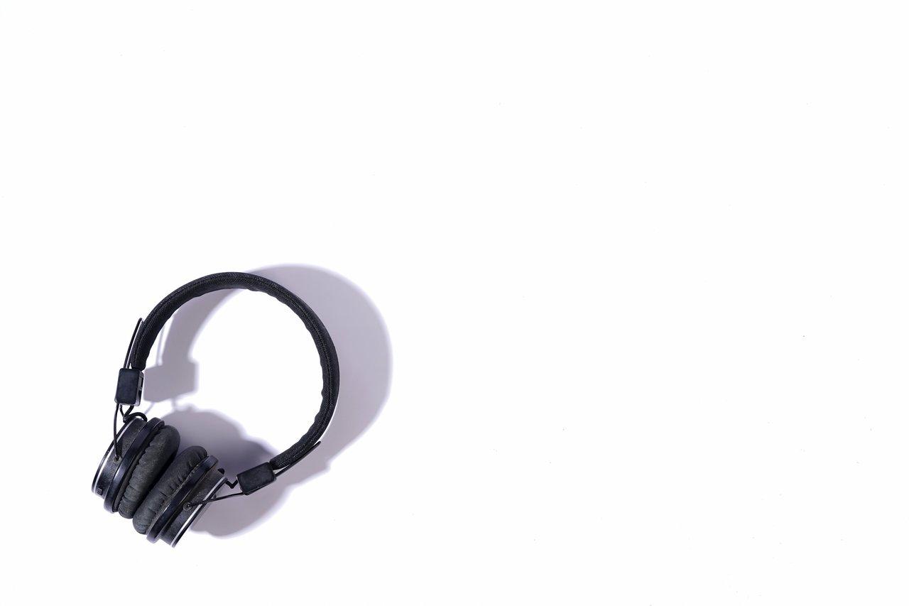 Casque monitoring fermé Beyerdynamic DT 770 Pro, posé sur interface audio pour une écoute précise en studio.