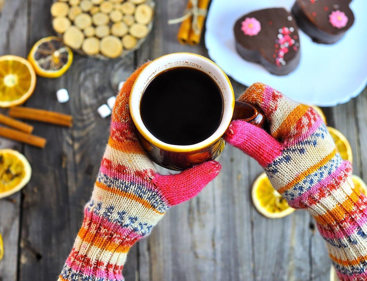 Chauffe-mains insérés dans des gants techniques pour garder ses doigts chauds lors des répétitions hivernales.