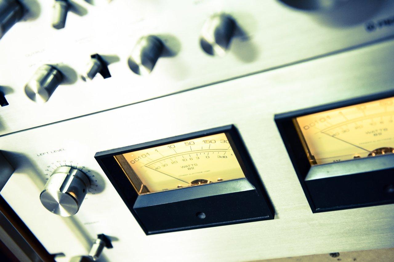 Circuit imprimé visible d'une pédale d'effet vintage analogique pour guitare, alliant composants artisanaux et esthétique rétro