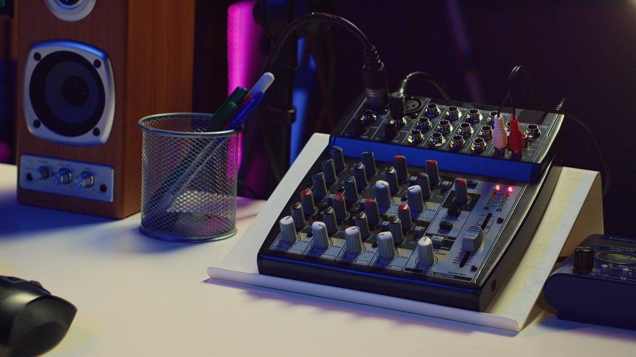 Comparaison visuelle des home studio mixers Yamaha MG10XU et Soundcraft Notepad-12FX pour débutants.
